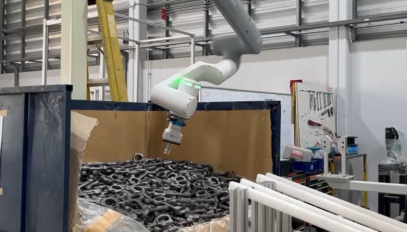 AI機器人無序抓取發動機連桿上料 | 國際某頭部汽車品牌 AI機器人無序抓取發動機連桿上料 | 國際某頭部汽車品牌